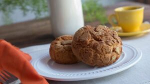 Broa de milho com iogurte laranja, cenoura e mel