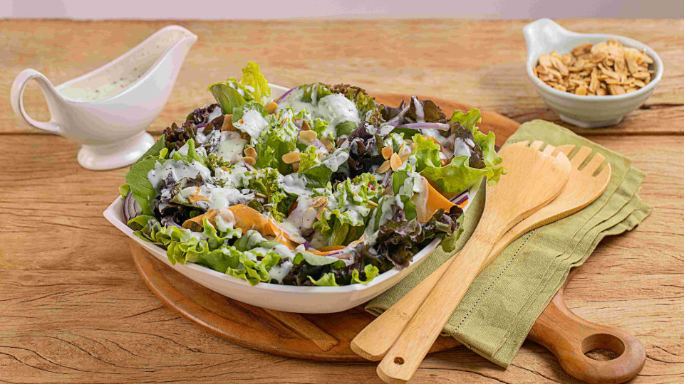 Salada de Mix de Folhas com Molho de Iogurte  